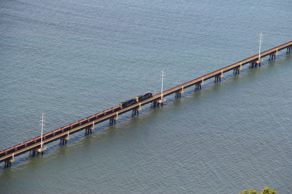 Trem da MRSV. cia Vale do Rio Doce. Ilha de Guaíba, Mangaratiba. Rio de Janeiro. Meio ambiente